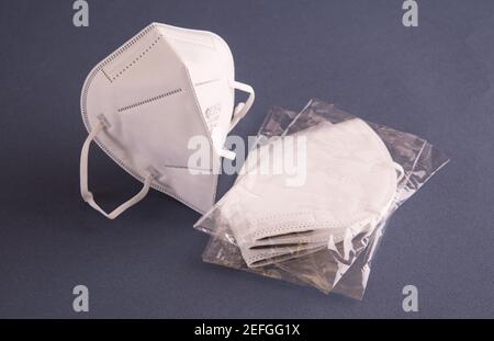 FFP2 Maske für Covid-19 Schutz. Neue Schutzausrüstung, die von medizinischen Mitarbeitern und Krankenhäusern verwendet wird. Stockfoto