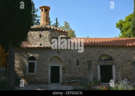 Reflektorium Ansicht des historischen Ostorthodoxen Kaisariani Klosters in Athen, Griechenland. Stockfoto