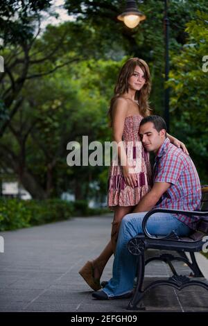 Seitenansicht eines jungen Paares in einem Park romancing Stockfoto