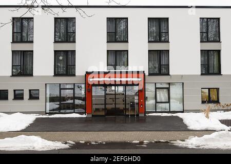 Herzberg, Deutschland. Februar 2021, 17th. Blick auf den Eingang und das Hauptgebäude der Seniorenresidenz Alloheim. Eine an Demenz erkrankte Frau erstarrte am Wochenende an den Türen ihres Pflegeheims in Herzberg am Harz zu Tode. Quelle: Swen Pförtner/dpa/Alamy Live News Stockfoto