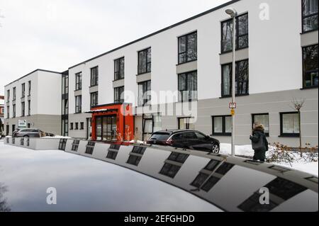 Herzberg, Deutschland. Februar 2021, 17th. Der Eingang und das Hauptgebäude der Seniorenresidenz 'Alloheim' spiegeln sich in einem Autodach wider. Eine an Demenz erkrankte Frau erstarrte am Wochenende an den Türen ihres Pflegeheims in Herzberg am Harz zu Tode. Quelle: Swen Pförtner/dpa/Alamy Live News Stockfoto