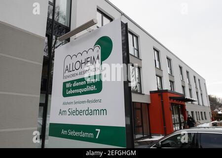 Herzberg, Deutschland. Februar 2021, 17th. Der Eingang von der Seniorenresidenz 'Alloheim' ist hinter einer Plakatwand zu sehen. Eine an Demenz erkrankte Frau erstarrte am Wochenende an den Türen ihres Pflegeheims in Herzberg am Harz zu Tode. Quelle: Swen Pförtner/dpa/Alamy Live News Stockfoto