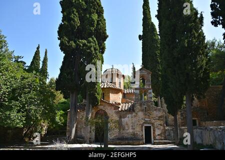 Außenansicht der historischen Ostorthodoxen Basilika des Kaisariani-Klosters in Athen, Griechenland. Stockfoto