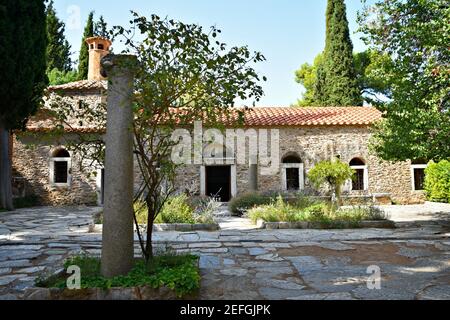 Reflektorium Ansicht des historischen Ostorthodoxen Kaisariani Klosters in Athen, Griechenland. Stockfoto