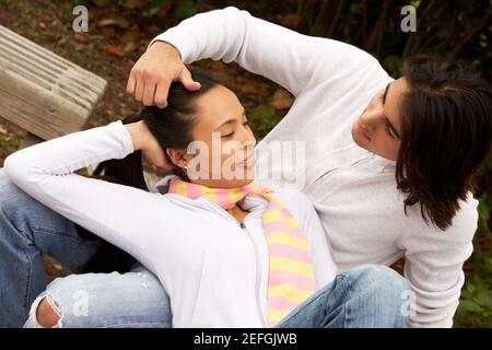 Nahaufnahme einer jungen Frau, die auf einem jungen manÅ½s liegt Runde Stockfoto