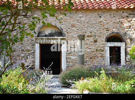 Reflektorium Ansicht des historischen Ostorthodoxen Kaisariani Klosters in Athen, Griechenland. Stockfoto