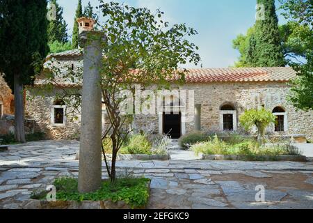 Reflektorium Ansicht des historischen Ostorthodoxen Kaisariani Klosters in Athen, Griechenland. Stockfoto