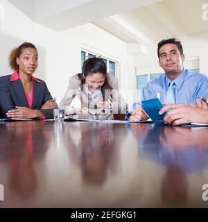 Zwei Unternehmerinnen und Unternehmer in einem Büro Stockfoto