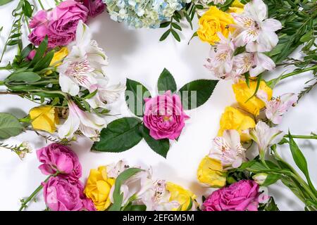 Gemischte Blumenarrangements: Verschiedene Blumen in verschiedenen Farben Stockfoto