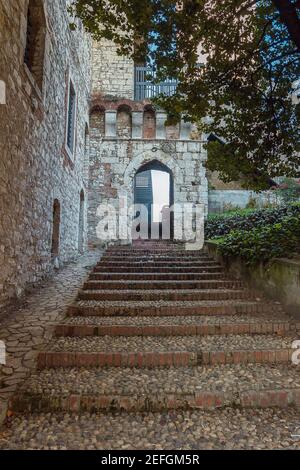 Die Steintreppe in der alten Burg von Brescia Stockfoto