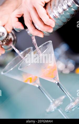 Nahaufnahme einer personÅ½s Hand, die einen Cocktail zubereitet Stockfoto