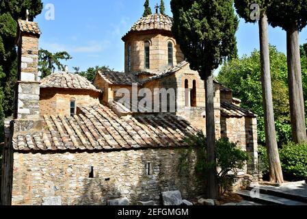 Außenansicht der historischen Ostorthodoxen Basilika des Kaisariani-Klosters in Athen, Griechenland. Stockfoto