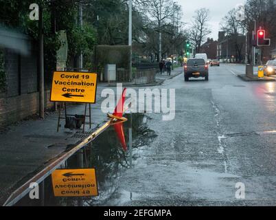 Covid 19 Impfzentrum Zeichen in Knutsford, Cheshire, Großbritannien Stockfoto
