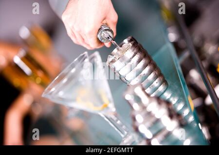 Nahaufnahme einer personÅ½s Hand, die einen Cocktail zubereitet Stockfoto