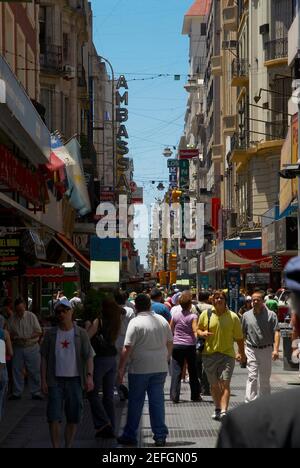 Touristen in einem Markt, Florida Street, Barrio Norte, Buenos Aires, Argentinien Stockfoto