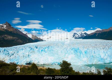 Gletscher umgeben von Bergen, Moreno Gletscher, Argentine Glaciers Nationalpark, Lago Argentino, El Calafate, Patagonien, Argentinien Stockfoto