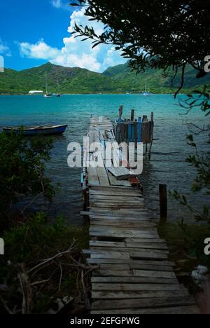 Beschädigte Pier im Meer, Providencia y Santa Catalina, San Andres y Providencia Department, Kolumbien Stockfoto