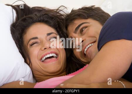 Nahaufnahme eines jungen Paares auf dem Bett liegend Stockfoto