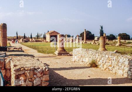 Römisches Forum in Ampurias, Empuries oder Emporion, griechisch dann römische Handelsstadt an der Küste von Katalonien, Spanien. Archivscan von einem Dia. September 1984. Stockfoto