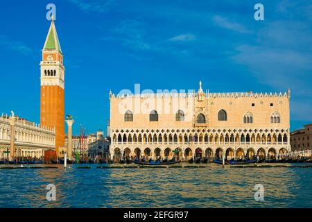 Markusplatz und Herzogspalast mit Glockenturm an einem sonnigen Tag in Venedig, Italien. Stockfoto