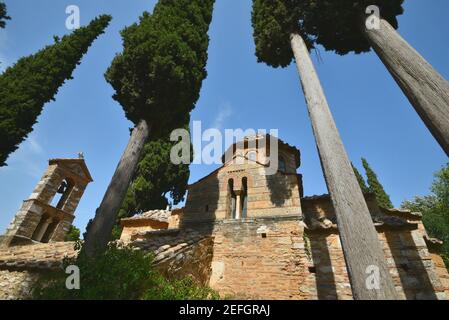 Außenansicht der historischen Ostorthodoxen Basilika des Kaisariani-Klosters in Athen, Griechenland. Stockfoto