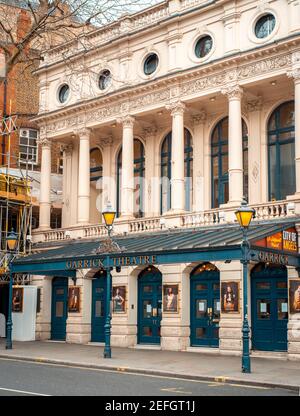 London, England - 17. März 2020: Das Garrick Theatre mit der 'City of Angels' im Londoner West End ist wegen eines Coronavirus-Ausbruchs bis auf Ankündigungsfrist geschlossen Stockfoto