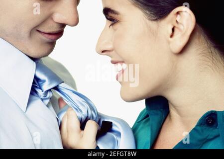 Nahaufnahme einer Geschäftsfrau, die eine businessmanÅ½s Krawatte zieht Stockfoto