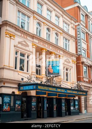 London, England - 17. März 2020: Das Duke of York's Theatre mit der Show 'Bliethe Spirit' im Londoner West End ist wegen Coronavirus bis auf Ankündigung geschlossen Stockfoto