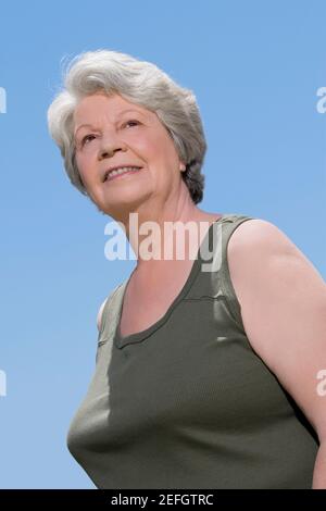 Niedrige Ansicht einer älteren Frau, die lächelt Stockfoto