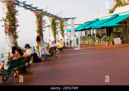 Touristen sitzen auf den Bänken, Piazza Umberto, Capri, Kampanien, Italien Stockfoto