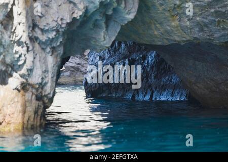 Nahaufnahme eines natürlichen Bogens in einer Felsformation, Faraglioni Rocks, Capri, Kampanien, Italien Stockfoto