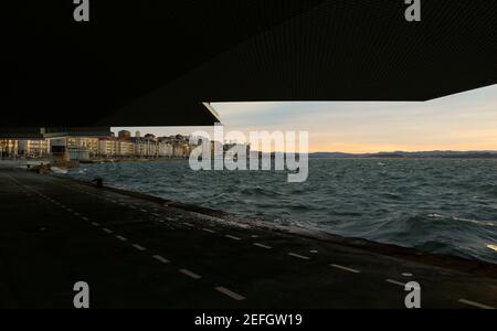 Blick auf die Bucht von Santander Cantabria Spanien unter dem Botin Arts Centre an einem windigen Wintermorgen mit rauem Meer Stockfoto