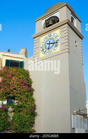 Niedriger Winkel Ansicht eines Uhrturms, Piazza Umberto, Capri, Kampanien, Italien Stockfoto