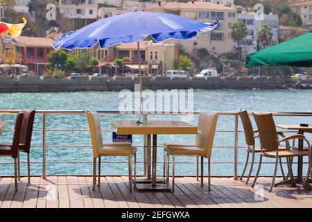 Stühle und Tische in einem Restaurant am Meer, Ephesus, Türkei Stockfoto