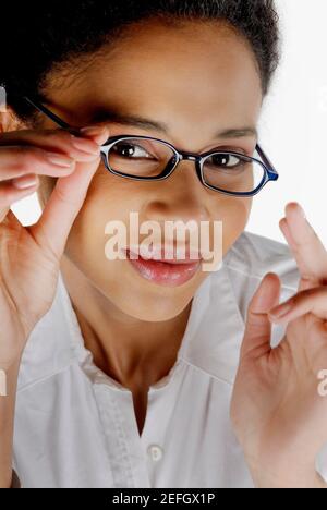 Porträt einer Geschäftsfrau, die Anpassung ihrer Brille Stockfoto