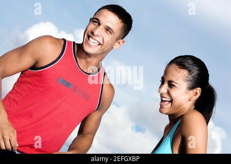 Niedrigen Winkel Blick auf ein junges Paar lachen Stockfoto