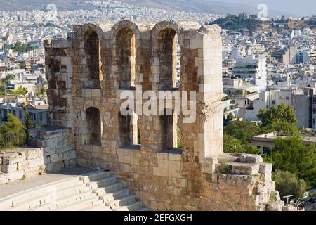 Hohe Winkelansicht der alten Ruinen eines Amphitheaters, Theater von Herodes Atticus, Akropolis, Athen, Griechenland Stockfoto