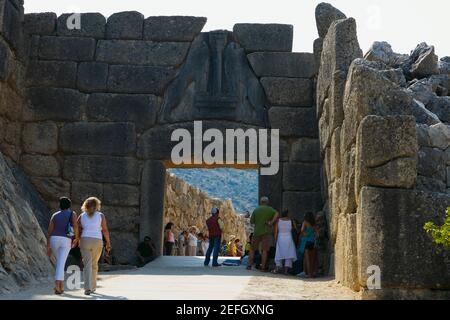 Touristen an einer alten Ruine, Löwentor, Mykene, Peloponnes, Athen, Griechenland Stockfoto