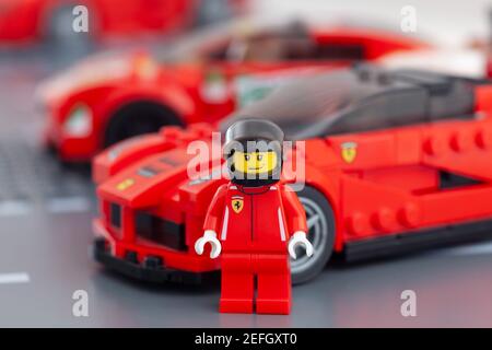 Tambov, Russische Föderation - 14. Februar 2021 Lego Ferrari Fahrer Minifigur steht in der Nähe seines LaFerrari Lego Speed Champions Auto. Stockfoto