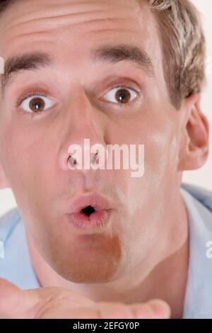 Porträt eines Mitte erwachsenen Mannes Blick überrascht Stockfoto