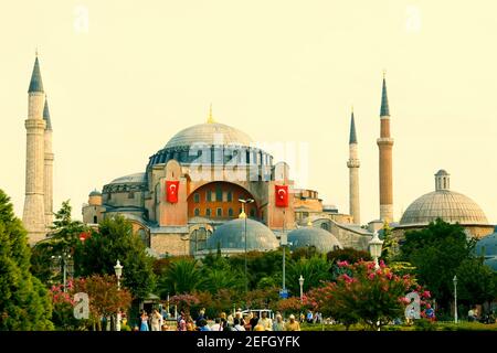Touristen vor einer Moschee, Aya Sofya, Istanbul, Türkei Stockfoto