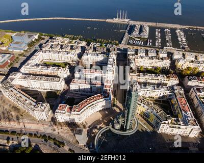 Luftaufnahme einer alten Ölraffinerie im Wohnviertel von Lissabon am Fluss Tejo neben dem Marina Hafen und Yacht Club, Lissabon, P Stockfoto