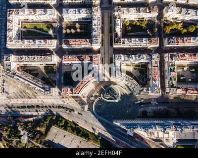 Luftaufnahme einer alten Ölraffinerie im Wohnviertel von Lissabon am Fluss Tejo neben dem Marina Hafen und Yacht Club, Lissabon, P Stockfoto