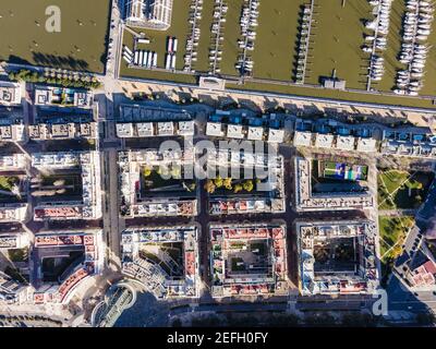 Luftaufnahme der geometrischen Architektur in Marina Hafen Wohnviertel in Lissabon Innenstadt entlang des Flusses Tejo, Portugal. Stockfoto