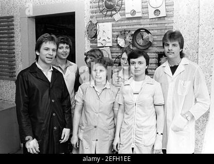 15. September 1982, Sachsen, Delitzsch: Eine Brigade junger Frauen und junger Männer in einem Dienstleistungsunternehmen in Delitzsch konfrontiert den Fotografen Anfang 1980s. Foto: Volkmar Heinz/dpa-Zentralbild/ZB Stockfoto