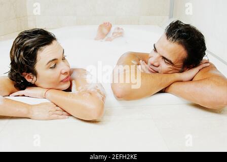 Reifes Paar, das sich in einer Badewanne entspannt Stockfoto