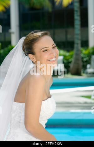 Seitenprofil einer lächelnden Braut Stockfoto