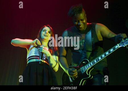 Emma Blackery spielt live auf der Bühne im SSE Wembley Arena Unterstützung Busted in der Eröffnungsnacht ihrer Schweine Can-Fly-Tour Stockfoto