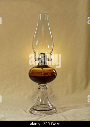 Eine alte Glas-Kerosin-Laterne, um 1940s, aus dem Norden von New Mexico. Stockfoto