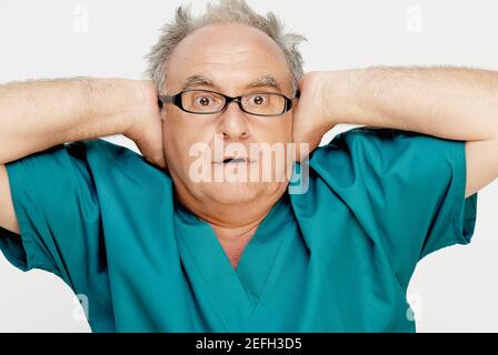 Nahaufnahme eines älteren Mannes, der schockiert aussieht Stockfoto